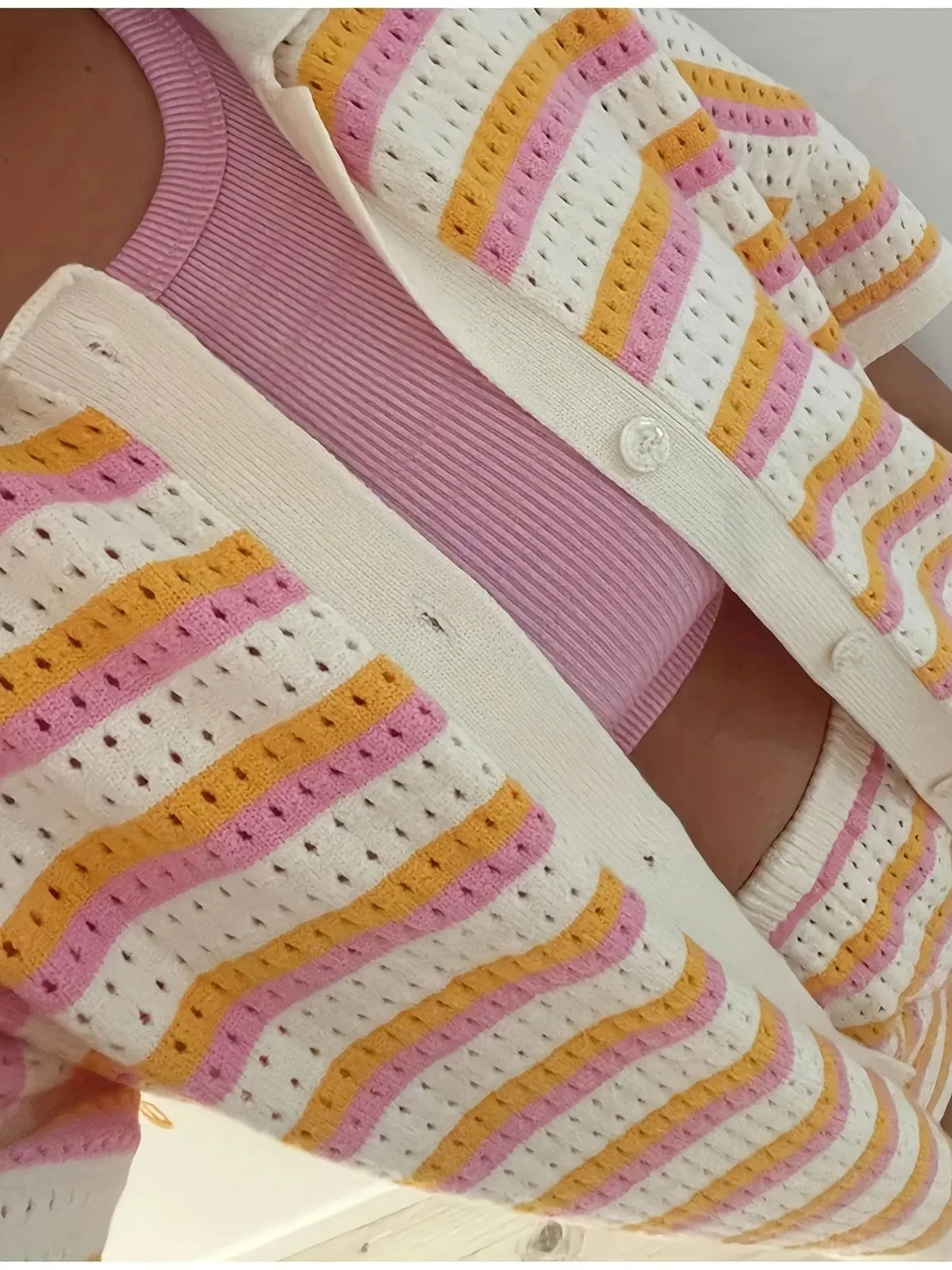 Ensemble de chandail à rayures colorées et de short