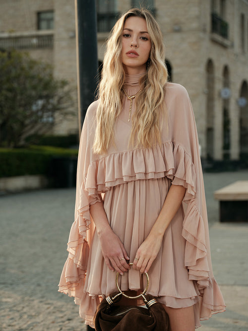 Robe à volants en mousseline semi-transparente avec cape extérieure