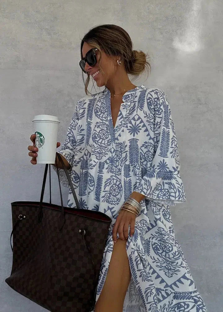 Mini robe bleue, col V, manches trois-quarts