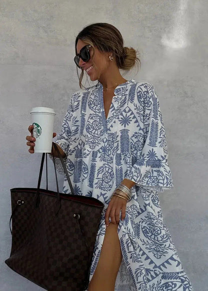 Mini robe bleue, col V, manches trois-quarts