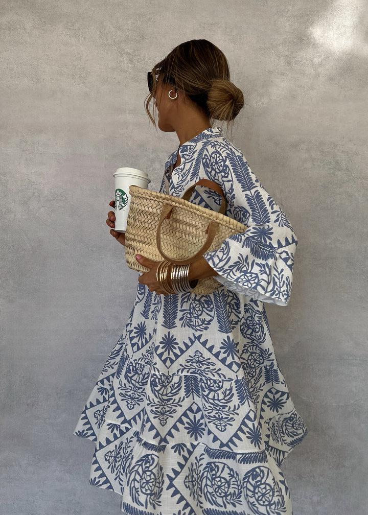 Mini robe bleue, col V, manches trois-quarts