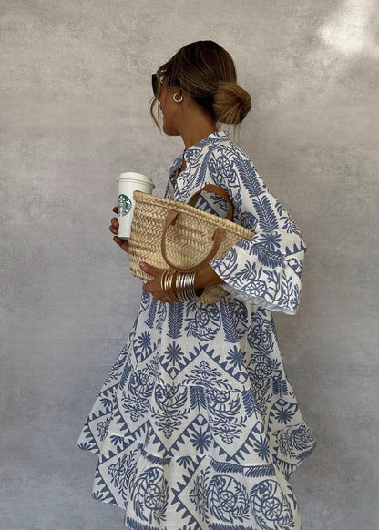 Mini robe bleue, col V, manches trois-quarts