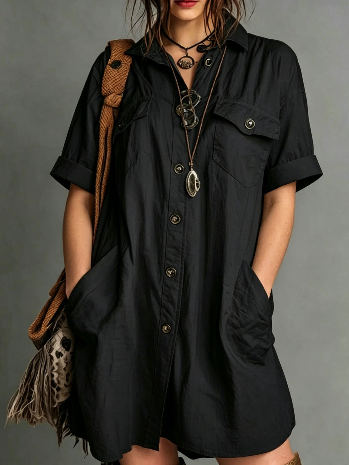 Robe chemise boutonnée à manches courtes et coupe ample avec poches