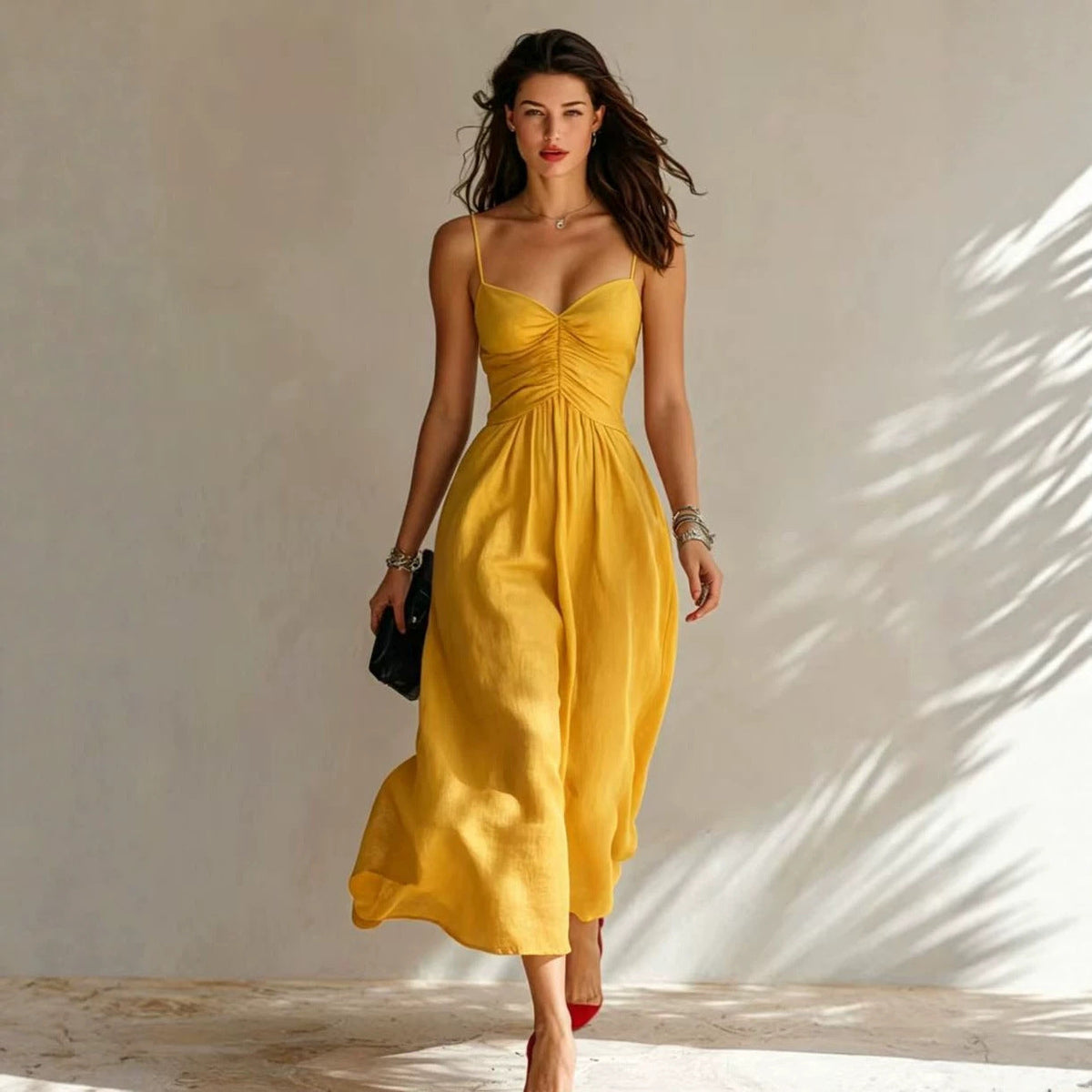 Robe midi fluide en lin avec fines bretelles et buste froncé en cœur