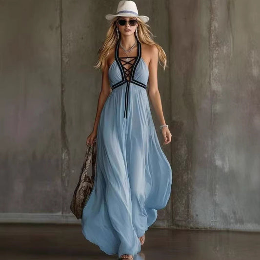Robe longue en mousseline fluide bleu clair à col halter croisé