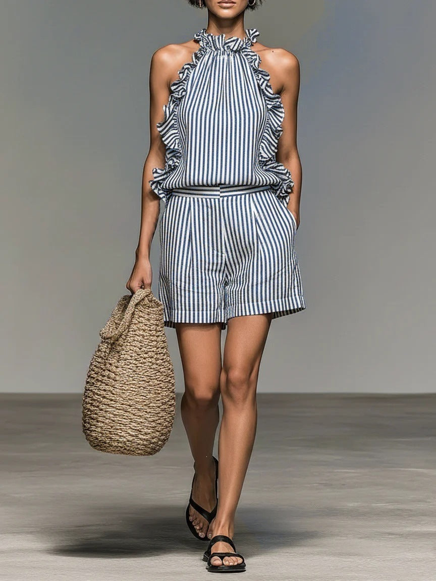 Ensemble deux pièces coordonné : top licou à volants rayé verticalement bleu et blanc et short taille haute à poches
