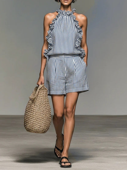Ensemble deux pièces coordonné : top licou à volants rayé verticalement bleu et blanc et short taille haute à poches