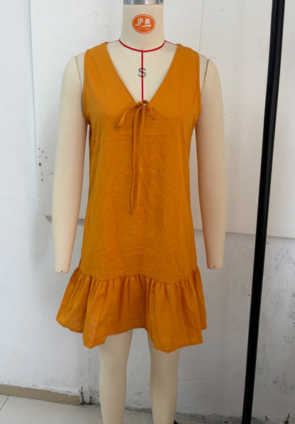 Mini-robe en lin à bretelles fines avec nœud sur le devant, couleur moutarde