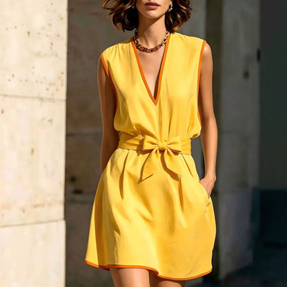 Mini-robe sans manches à col en V, passepoil contrastant et ceinture à nouer