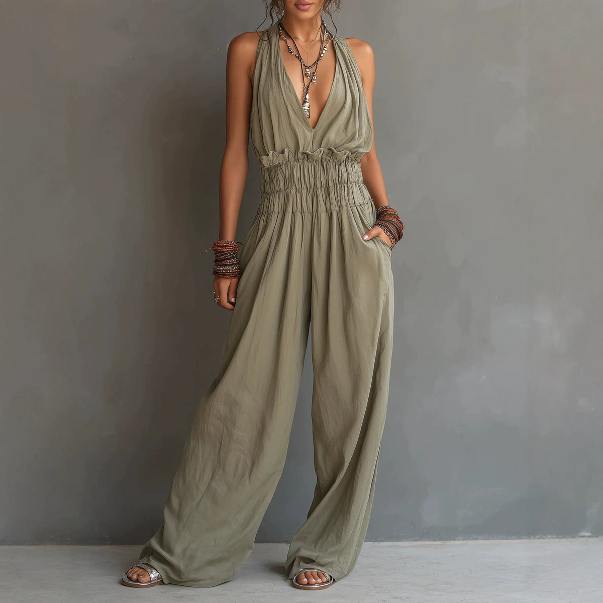 Combinaison pantalon dos nu décolleté en V, taille smockée et jambes larges palazzo