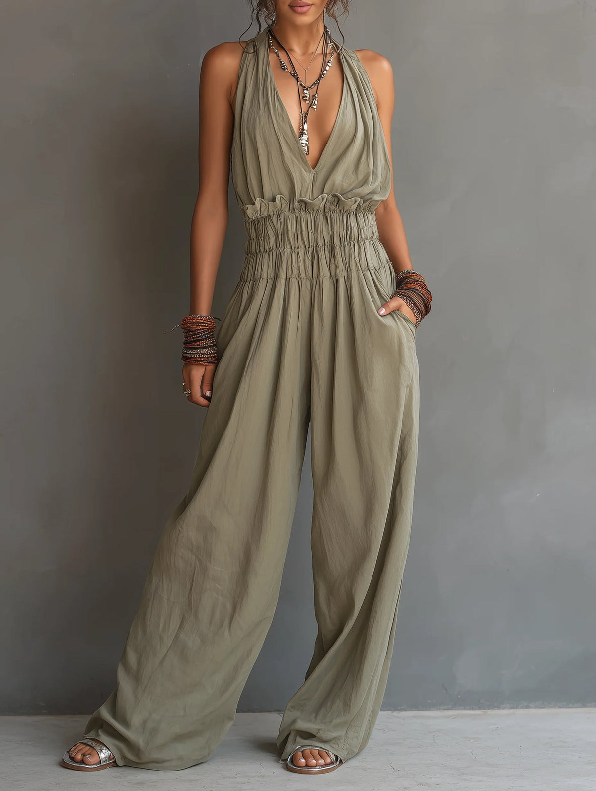 Combinaison pantalon dos nu décolleté en V, taille smockée et jambes larges palazzo