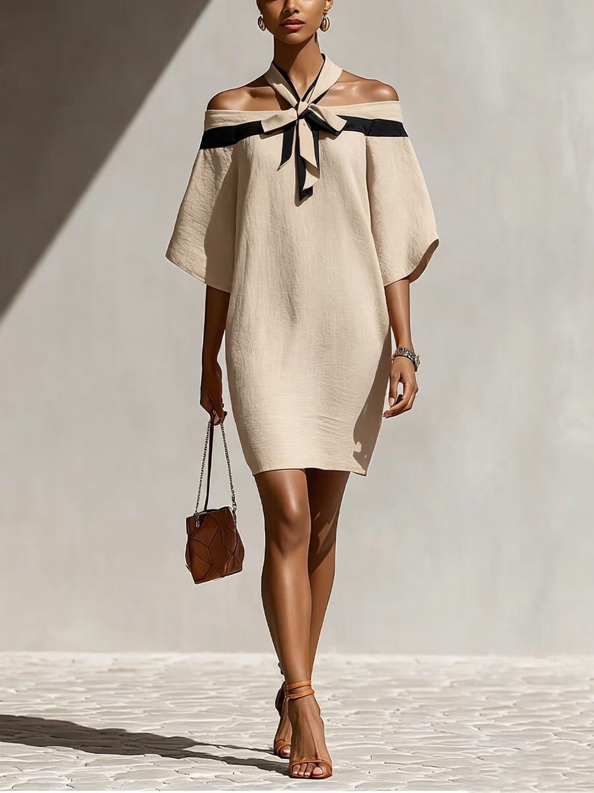 Robe Tunique Courte Fluide Épaules Dénudées avec Détail Halter Contrastant à Nouer