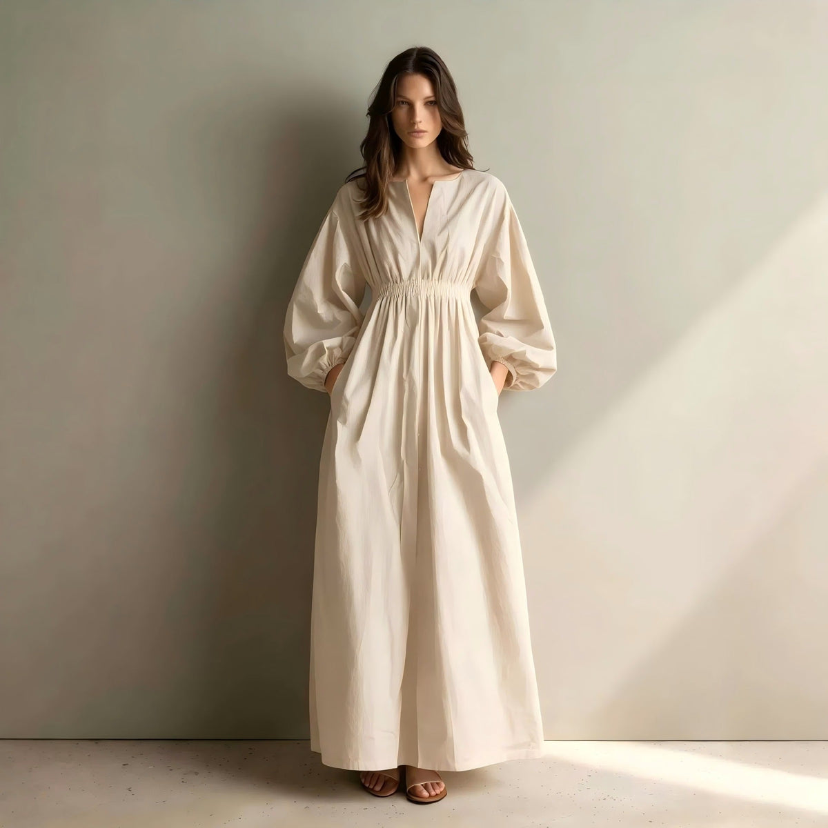 Robe longue en popeline à encolure en V, manches ballon et taille smockée