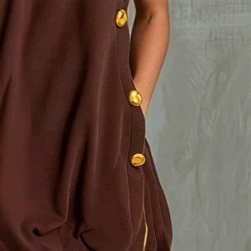 Mini-robe ample asymétrique marron et jaune avec passepoil et bouton latéral