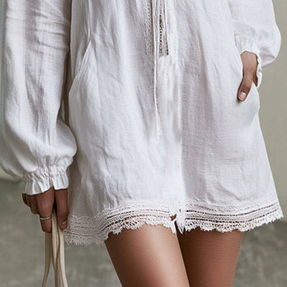 Robe tunique courte en lin texturé à manches longues, avec dentelle et lien à nouer sur le devant