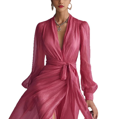 Robe longue portefeuille en mousseline fuchsia, l'élégance intemporelle, l'allure sans effort.