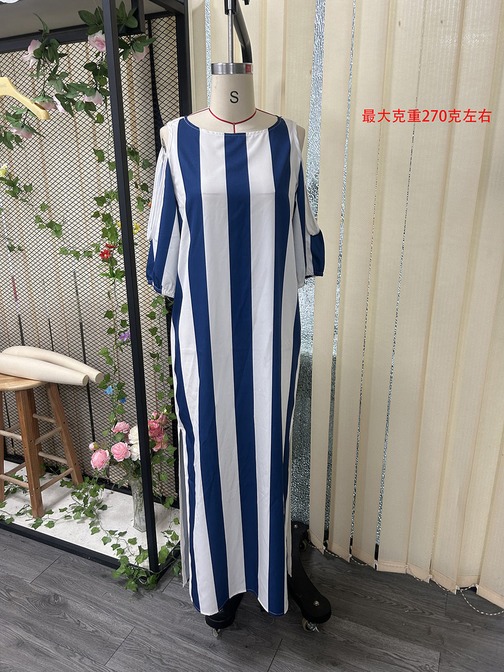 Robe longue ample fendue à rayures verticales et épaules dénudées