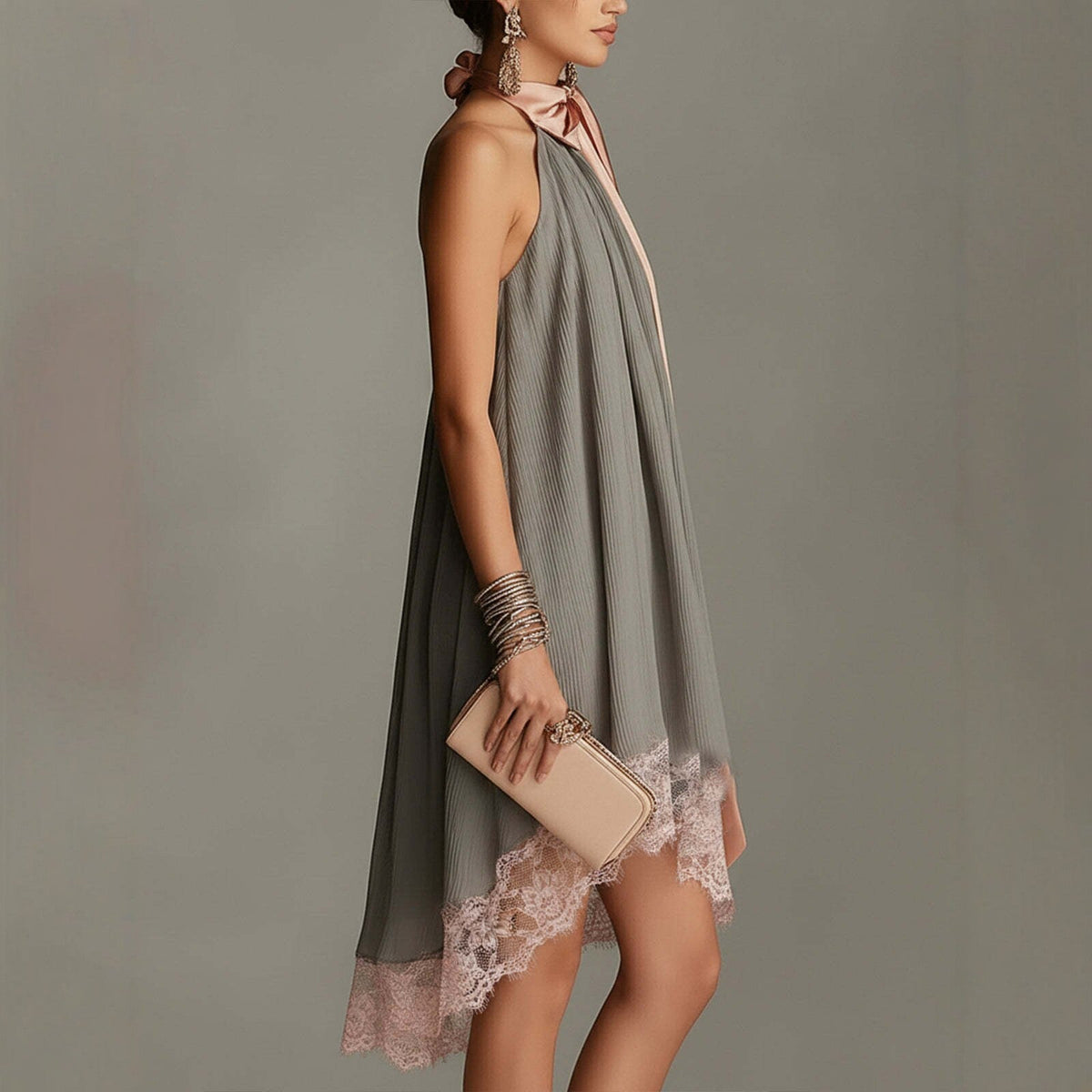 Robe courte en satin plissé gris à nœud et ourlet en dentelle