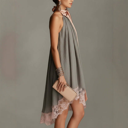 Robe courte en satin plissé gris à nœud et ourlet en dentelle