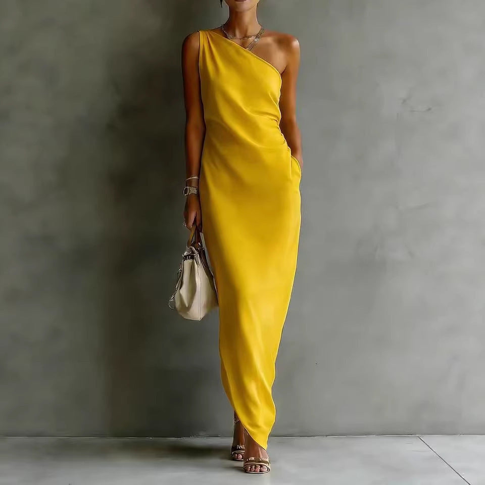 Robe longue moulante en satin uni avec drapé asymétrique sur l'épaule