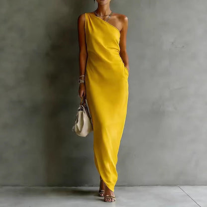 Robe longue moulante en satin uni avec drapé asymétrique sur l'épaule