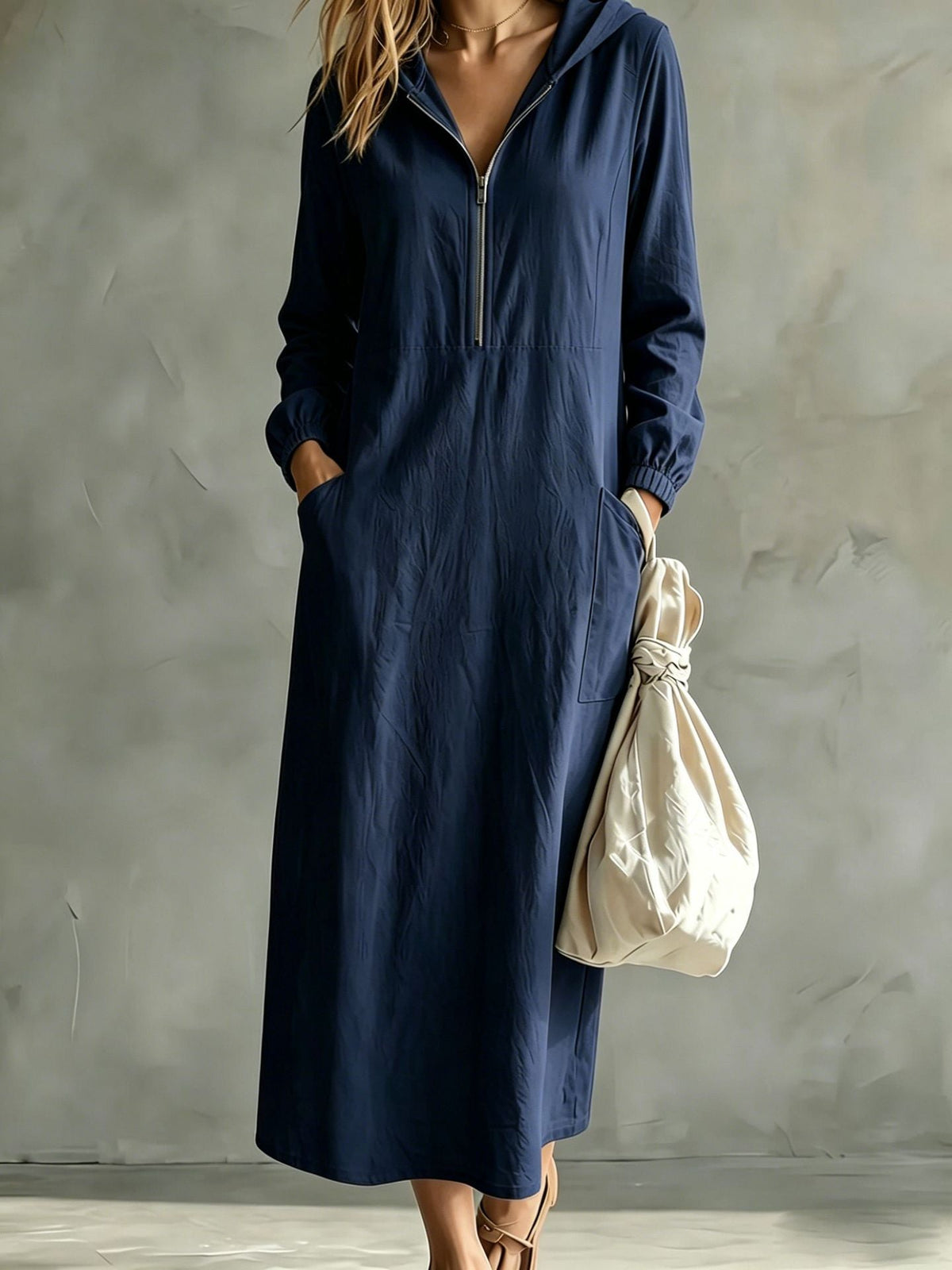 Robe mi-longue à capuche et col zippé