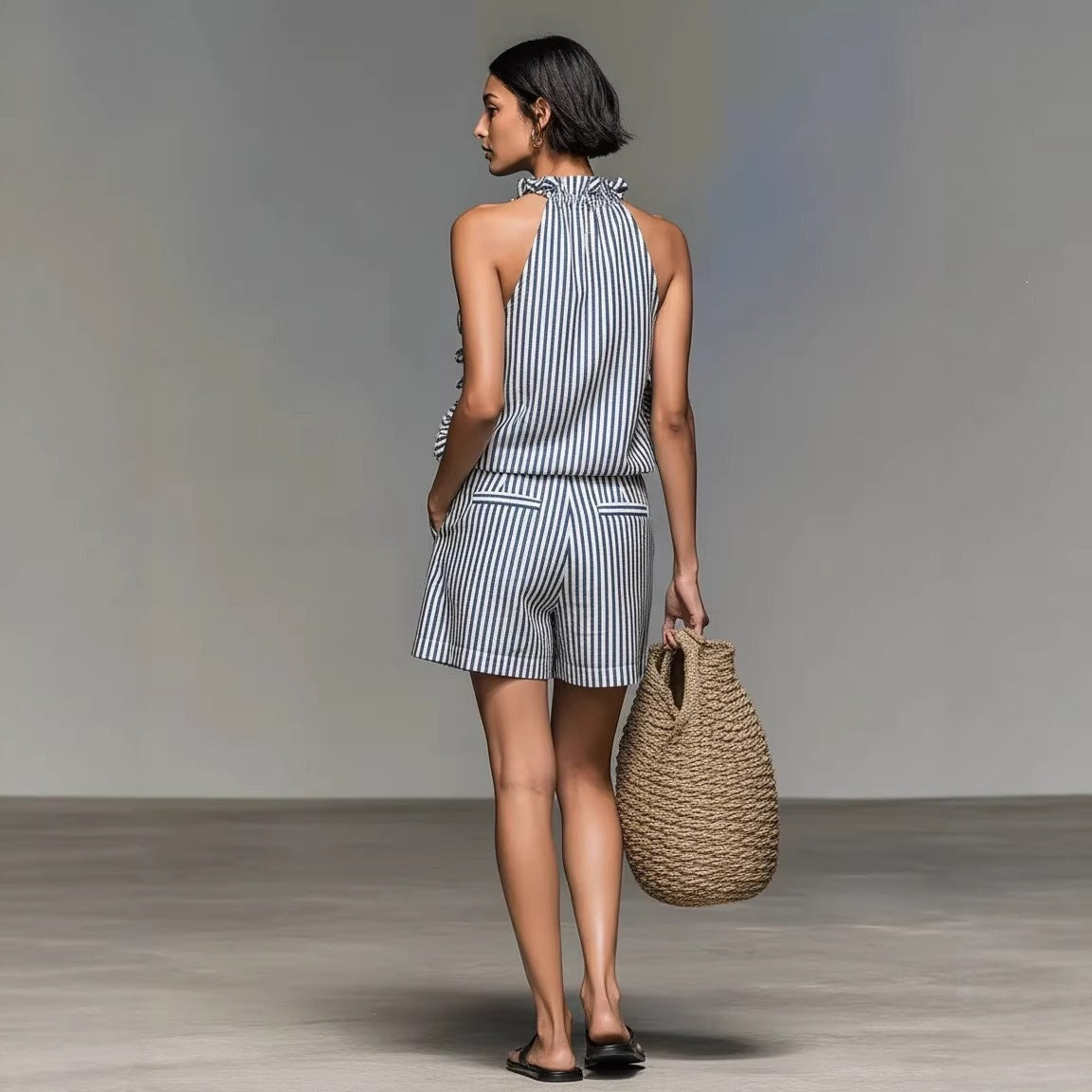 Ensemble deux pièces coordonné : top licou à volants rayé verticalement bleu et blanc et short taille haute à poches