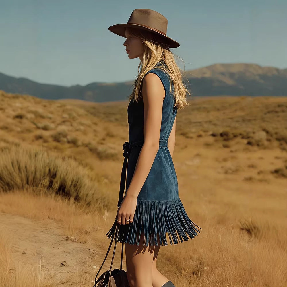Mini-robe sans manches en daim sarcelle style western avec franges et ceinture ornée de pierreries