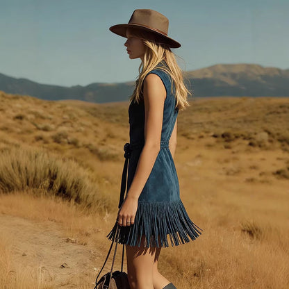 Mini-robe sans manches en daim sarcelle style western avec franges et ceinture ornée de pierreries