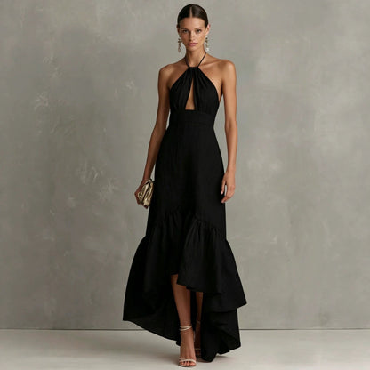Robe longue texturée asymétrique à volants, avec encolure licou et découpe goutte d'eau