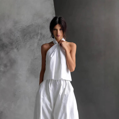 Ensemble deux-pièces habillé avec un top à col licou et un pantalon à jambes larges