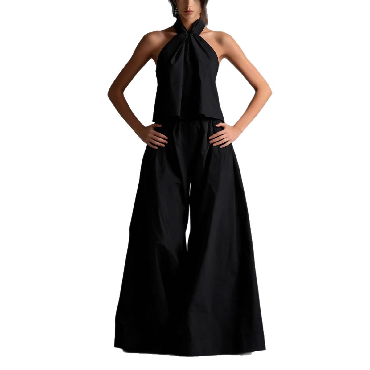 Ensemble deux-pièces habillé avec un top à col licou et un pantalon à jambes larges