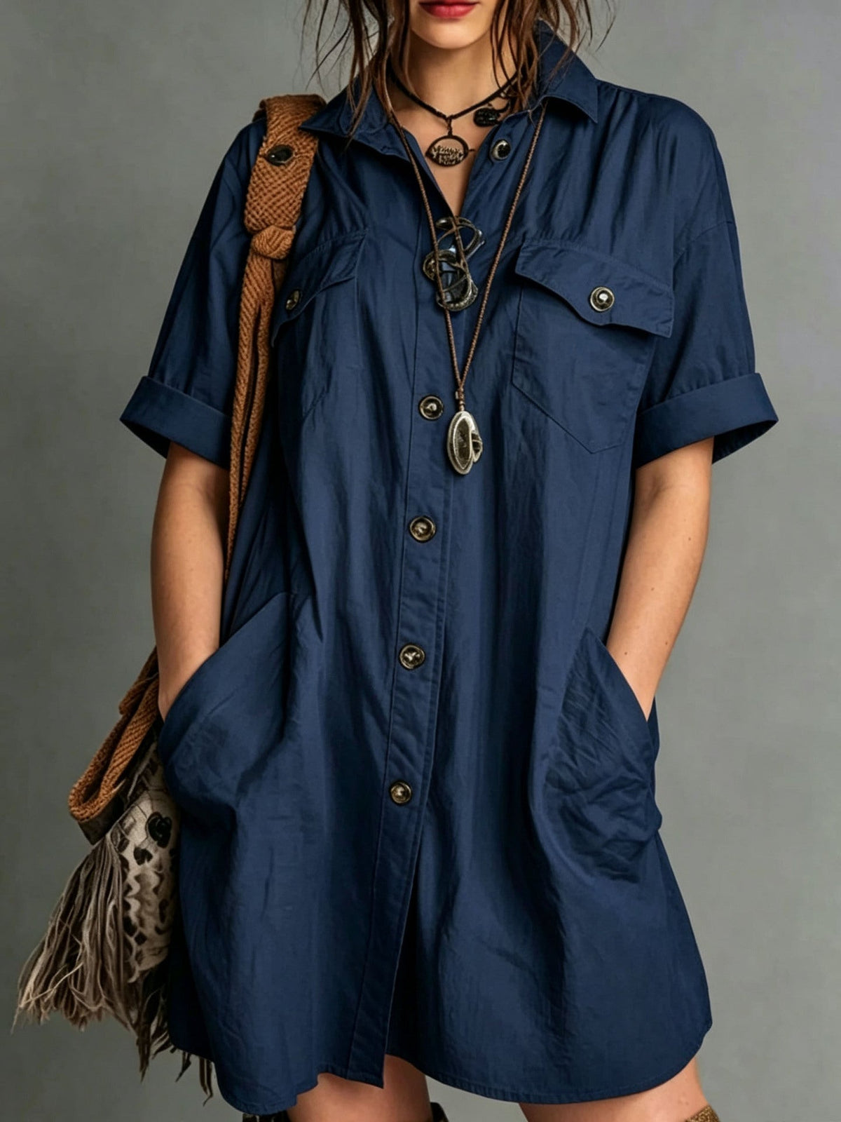 Robe chemise boutonnée à manches courtes et coupe ample avec poches