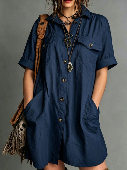 Robe chemise boutonnée à manches courtes et coupe ample avec poches