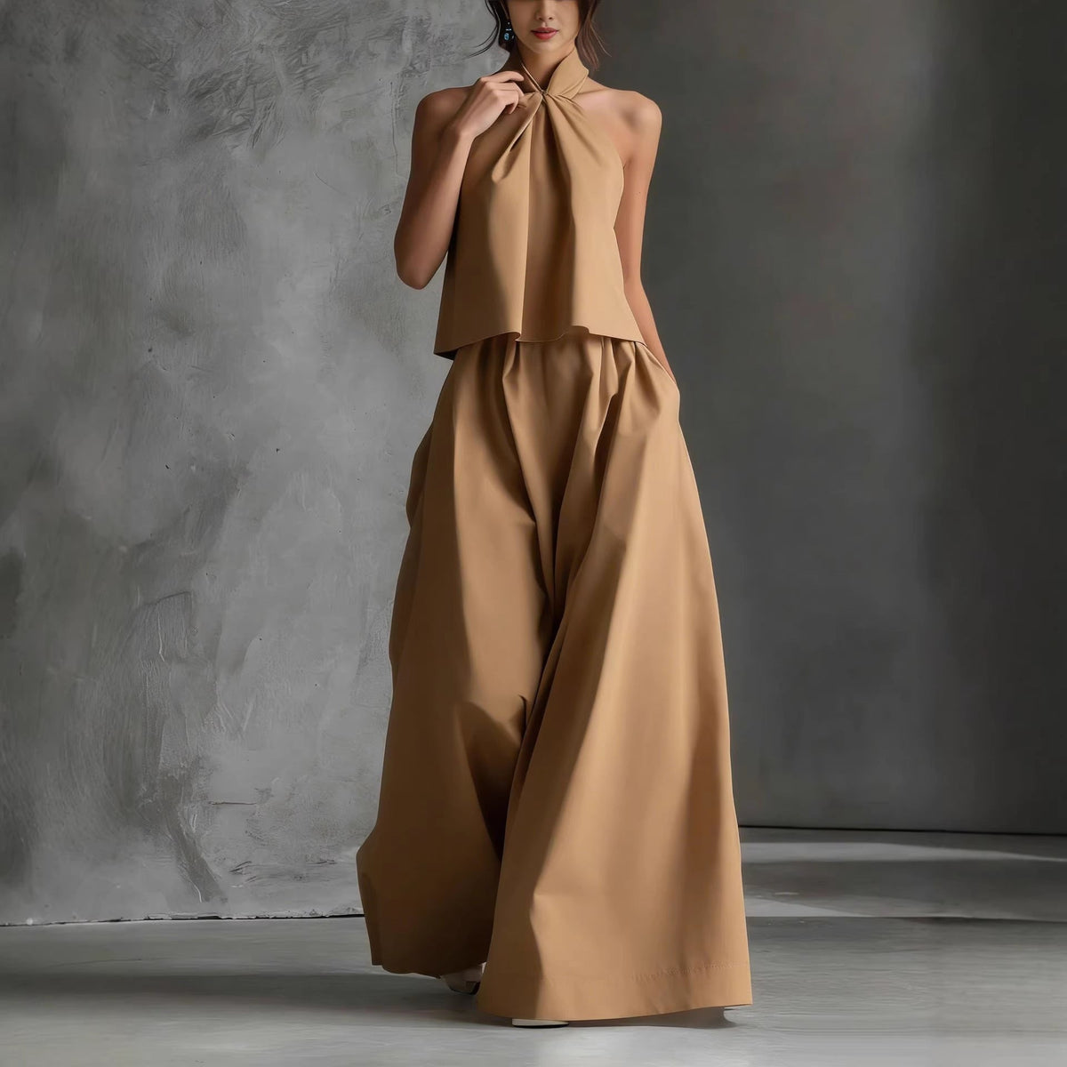 Ensemble deux-pièces habillé avec un top à col licou et un pantalon à jambes larges