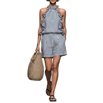 Ensemble deux pièces coordonné : top licou à volants rayé verticalement bleu et blanc et short taille haute à poches
