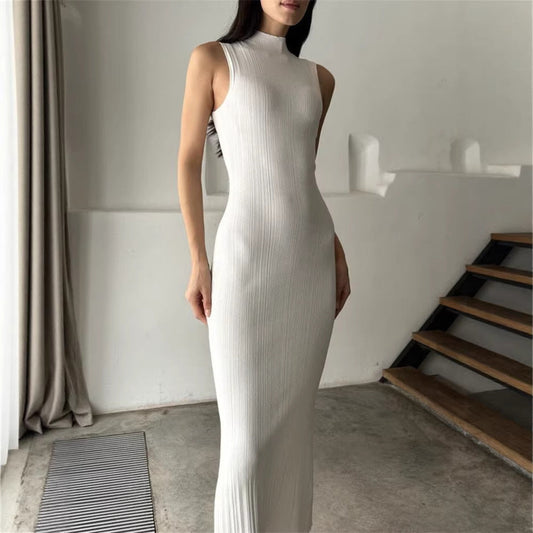 Robe longue moulante sans manches en maille côtelée