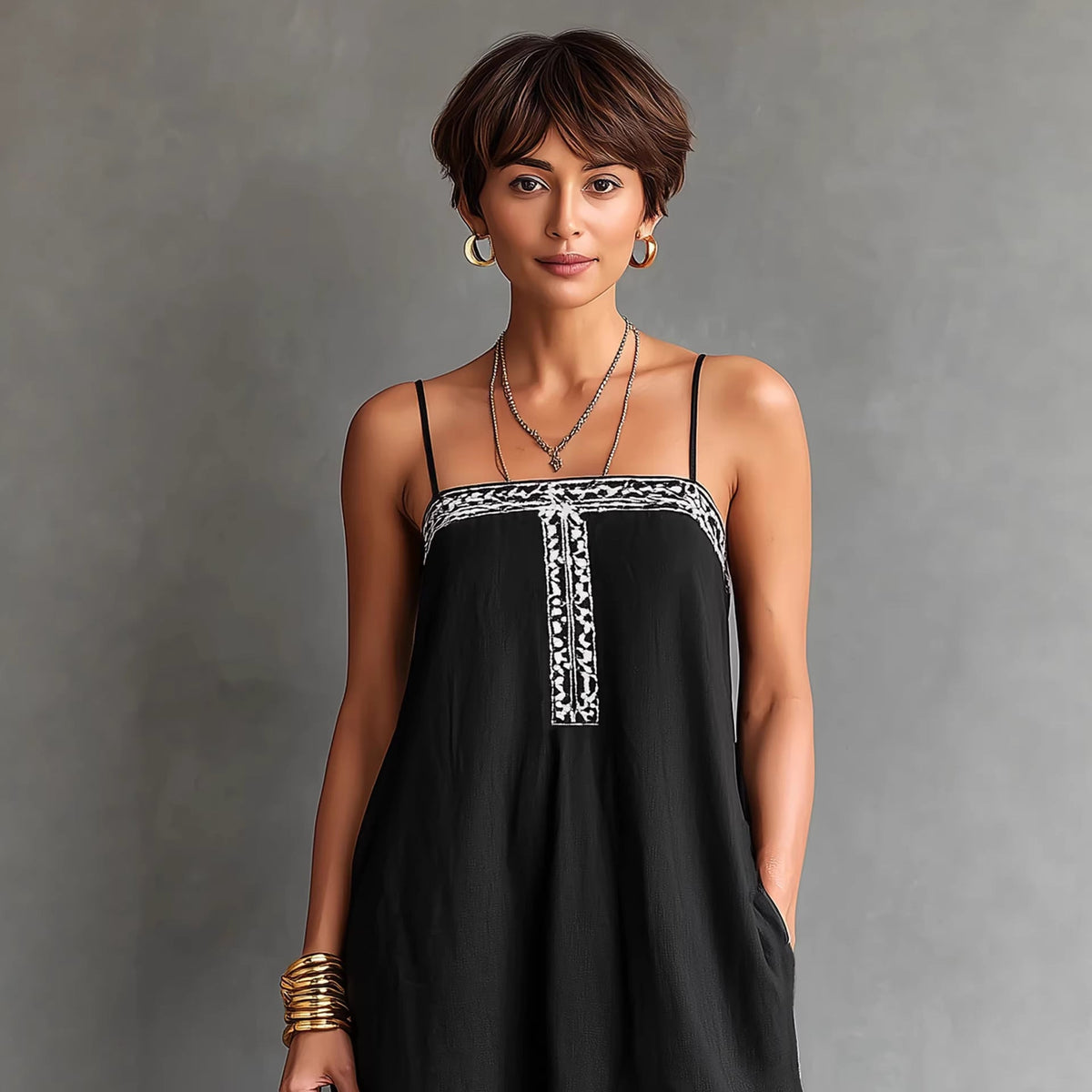 Robe longue en lin brodée noire