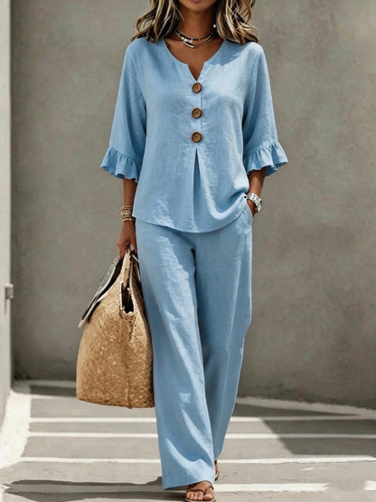 Ensemble deux pièces en lin bleu clair avec col en V, manches volantées et pantalon large