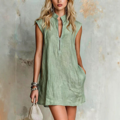 Robe courte droite sans manches à col officier, demi-zip et poches, en lin