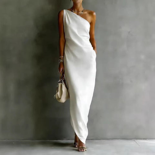 Robe longue moulante en satin uni avec drapé asymétrique sur l'épaule