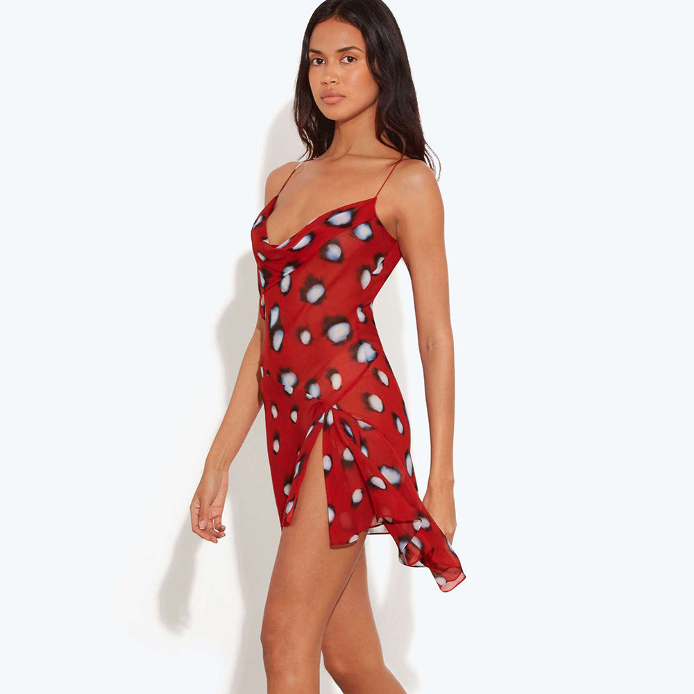 Robe courte asymétrique fendue à fines bretelles et col bénitier à imprimé pois abstraits rouges