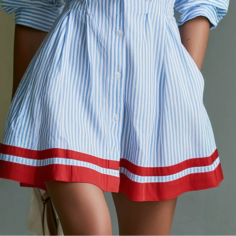 Mini-robe chemise rayée verticale bleue et blanche, ourlet contrastant rouge et taille cintrée
