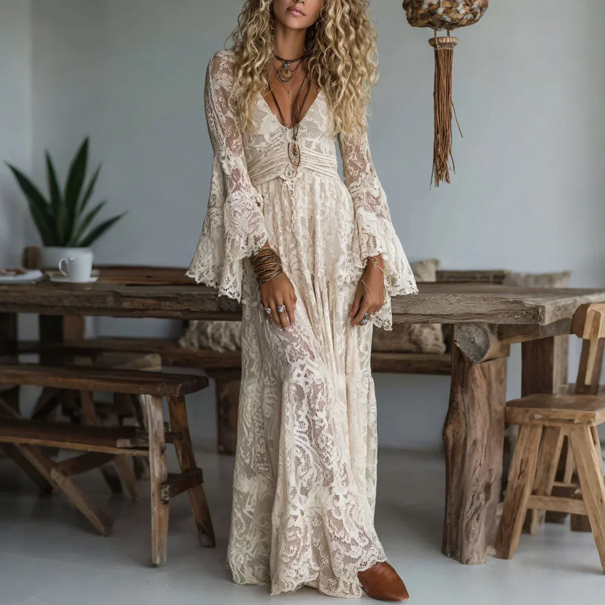 Robe longue en dentelle à manches cloche