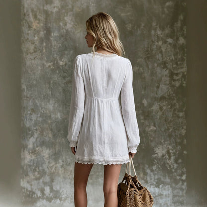 Robe tunique courte en lin texturé à manches longues, avec dentelle et lien à nouer sur le devant