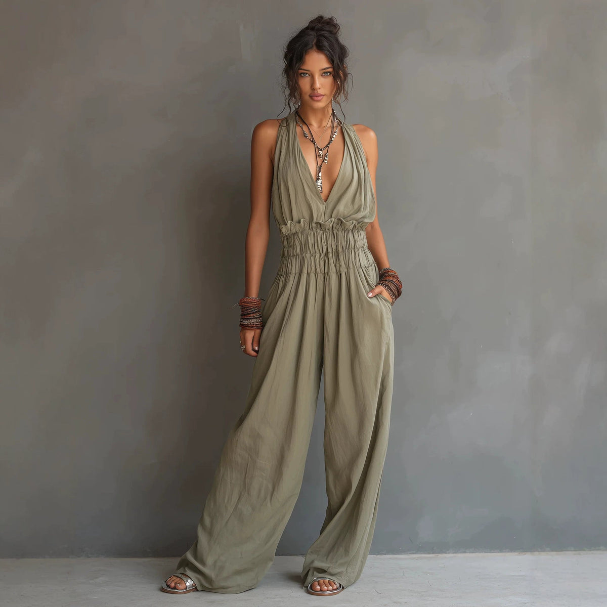 Combinaison pantalon dos nu décolleté en V, taille smockée et jambes larges palazzo