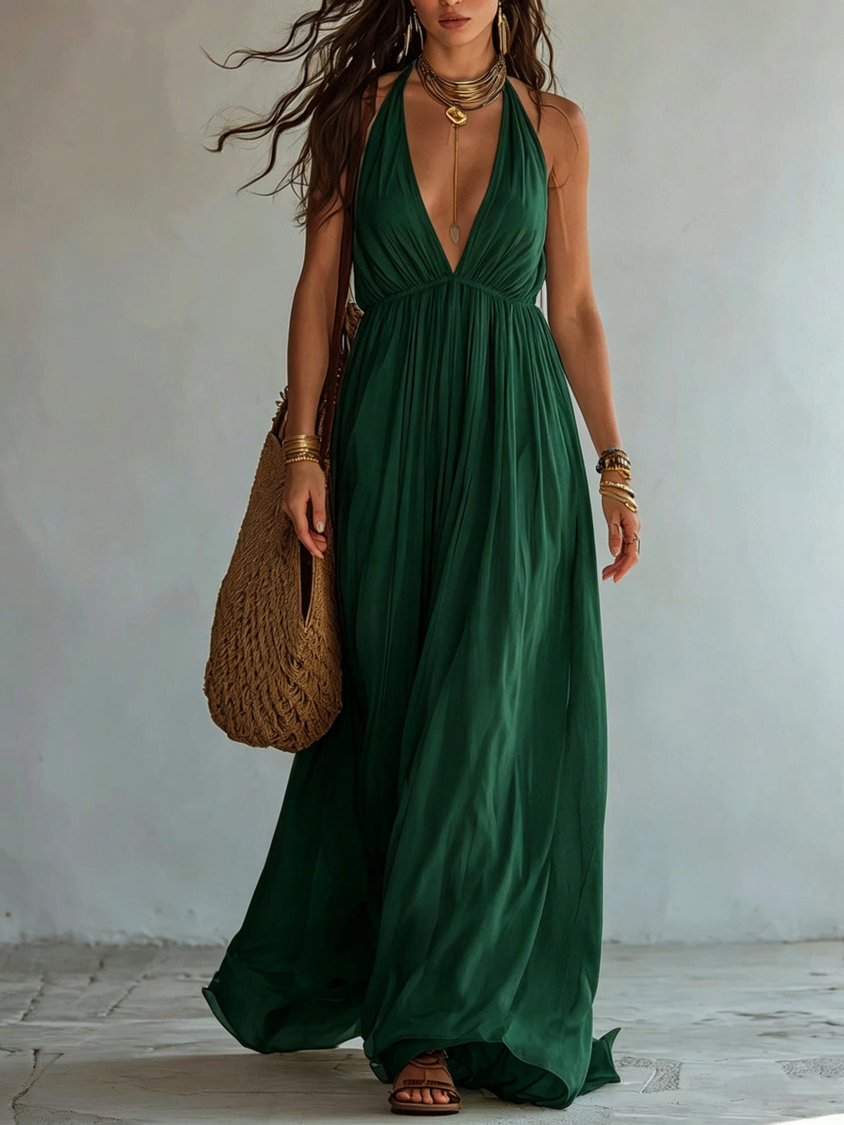 Robe longue en mousseline fluide avec col licou, décolleté en V profond et taille empire froncée
