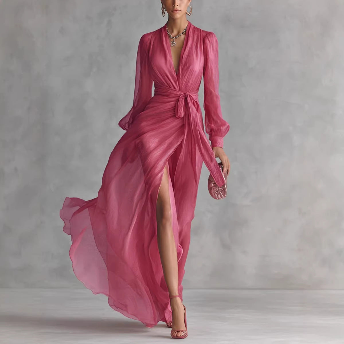 Robe longue portefeuille en mousseline fuchsia, l'élégance intemporelle, l'allure sans effort.
