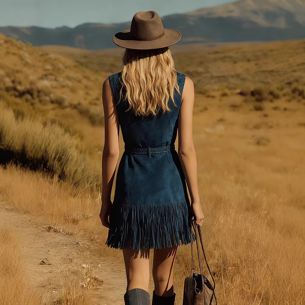 Mini-robe sans manches en daim sarcelle style western avec franges et ceinture ornée de pierreries