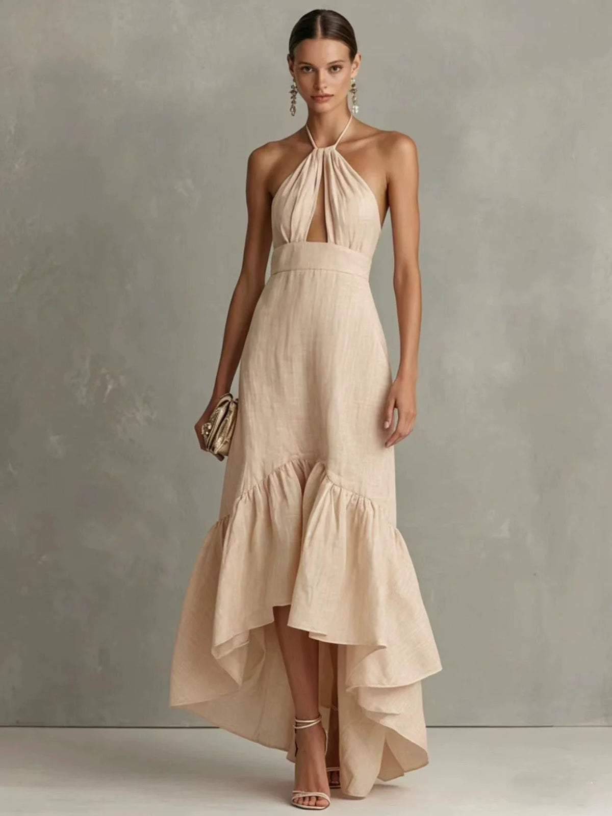 Robe longue texturée asymétrique à volants, avec encolure licou et découpe goutte d'eau